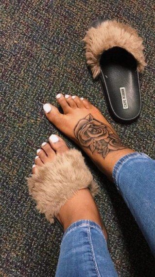 tatuaje fete picior