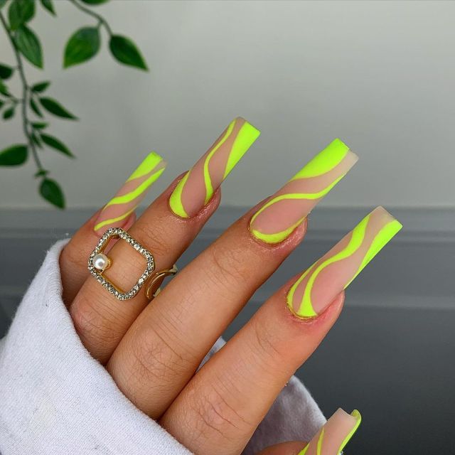 modele unghii cu gel verde neon