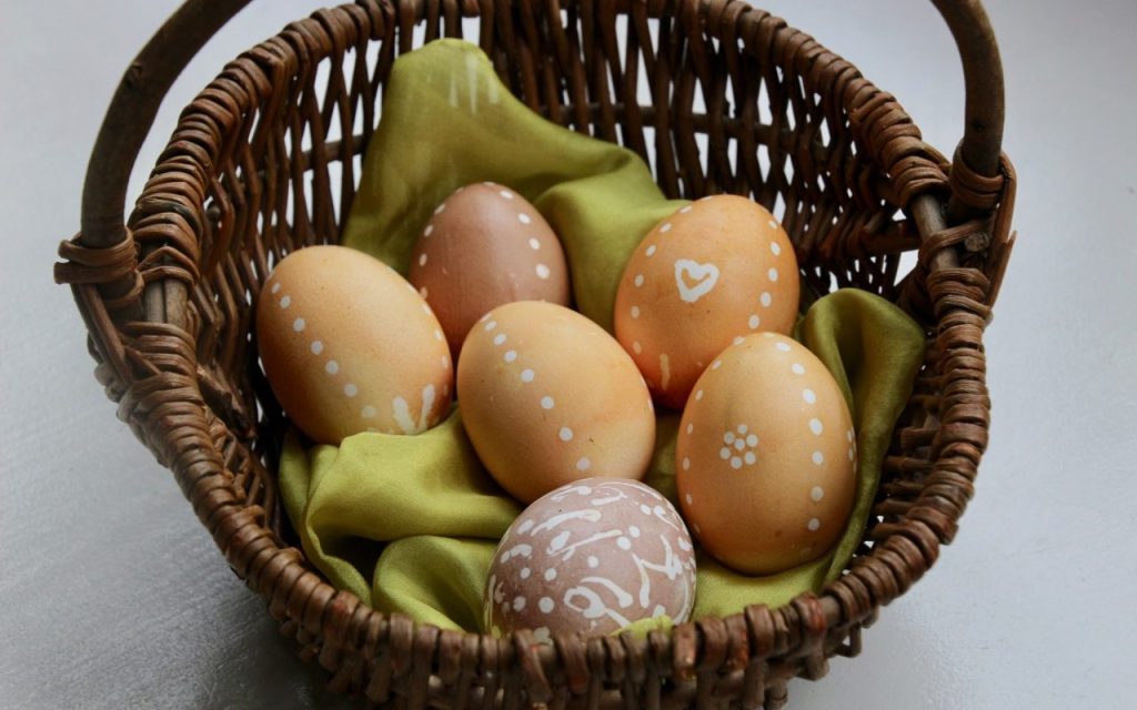 oua vopsite de paste cu copiii