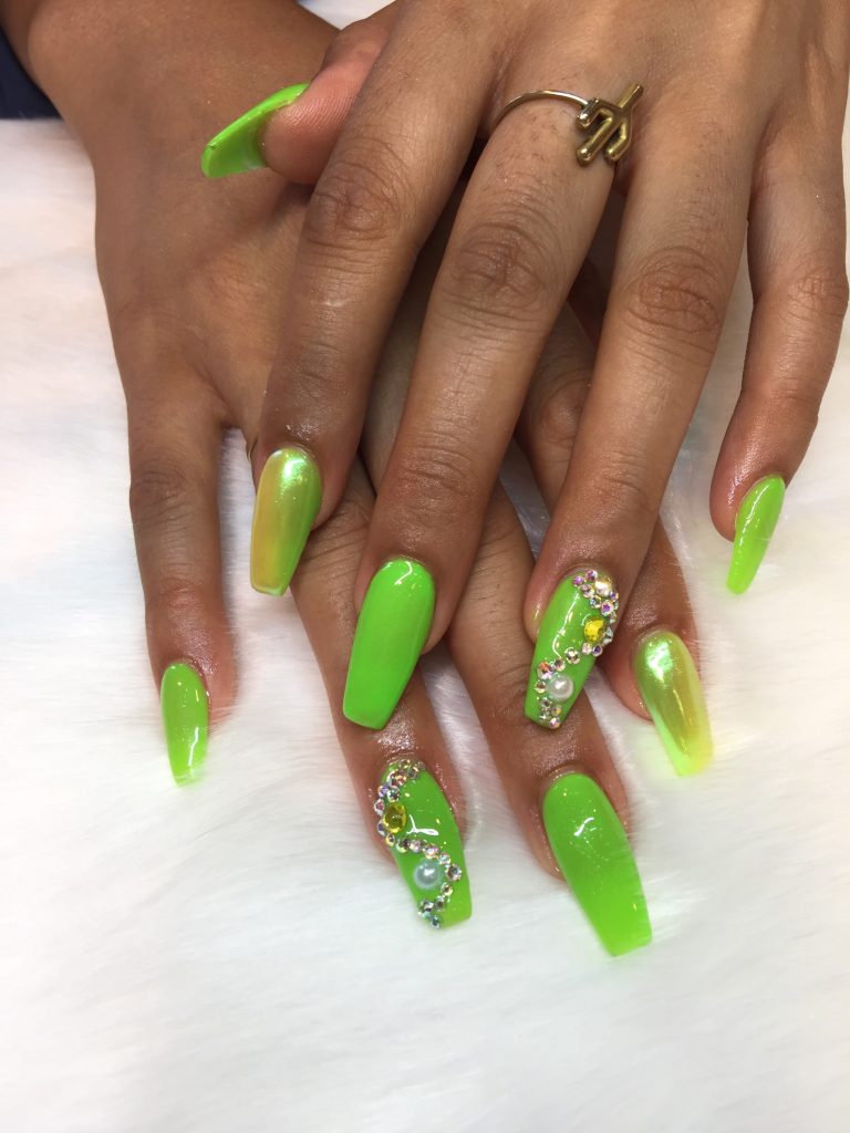 unghii cu gel verde neon