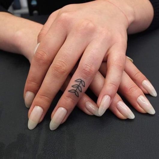 tatuaje mici pe mana fete