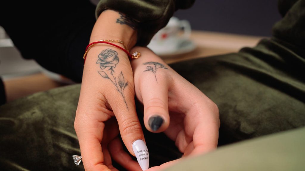 tatuaje pe mana fete trandafiri