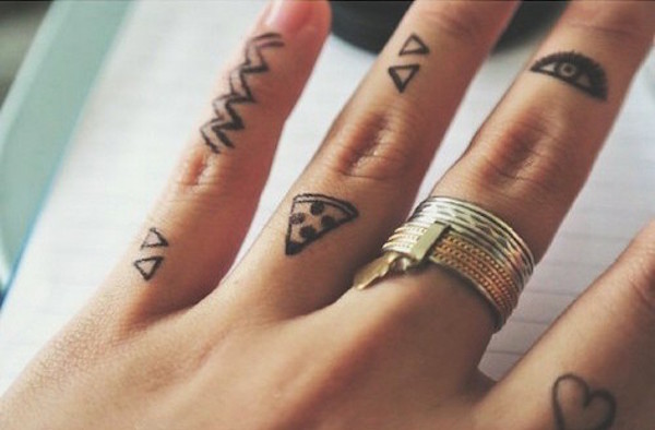 tatuaj mic pe mana