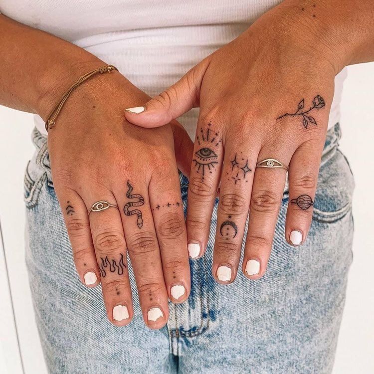 tatuaj fete pe mana