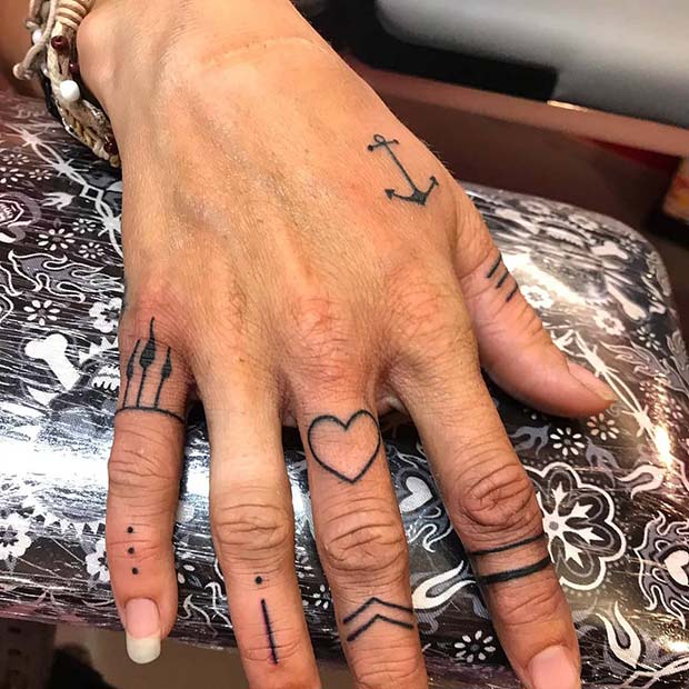 tatuaj pe mana femei