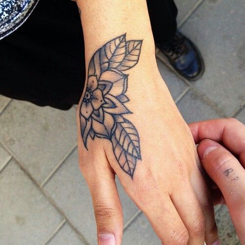 tatuaje pe mana cu flori