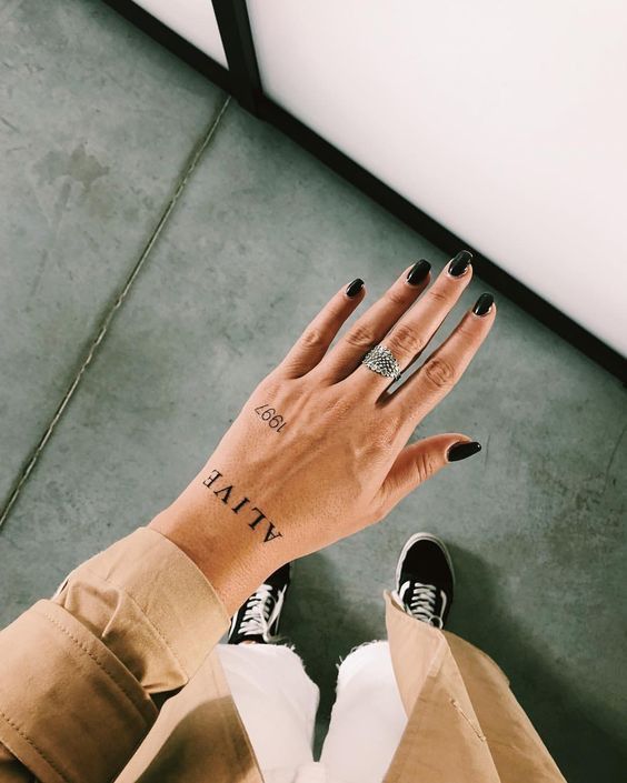 tatuaje pe mana cu scris
