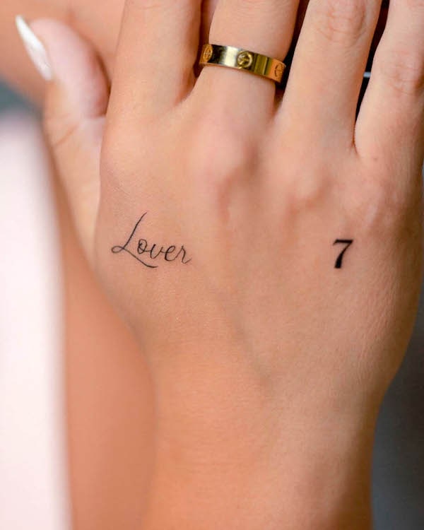 tatuaje pe mana cu scris