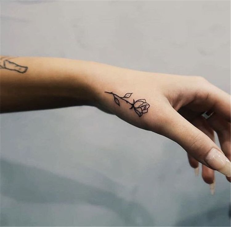 tatuaje pe mana cu trandafir