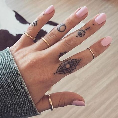 tatuaje pe mana tribale mici
