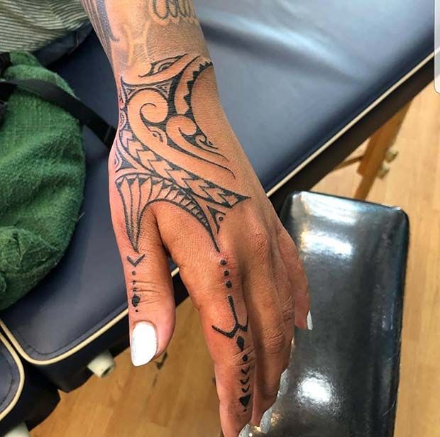 tatuaje pe mana tribale