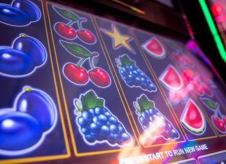 De ce sloturile folosesc fructe drept simboluri?