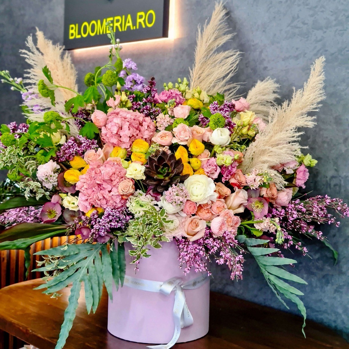 Doua ocazii importante din viață când florile ne sunt alături aranjament-de-lux-florarie-online-bucuresti