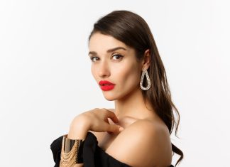 Modele de cercei de aur lungi – stiluri rafinate la moda in 2024 cercei aur lungi