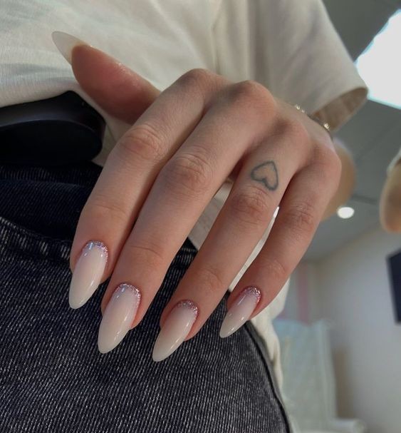 unghii alb laptos cu sclipici