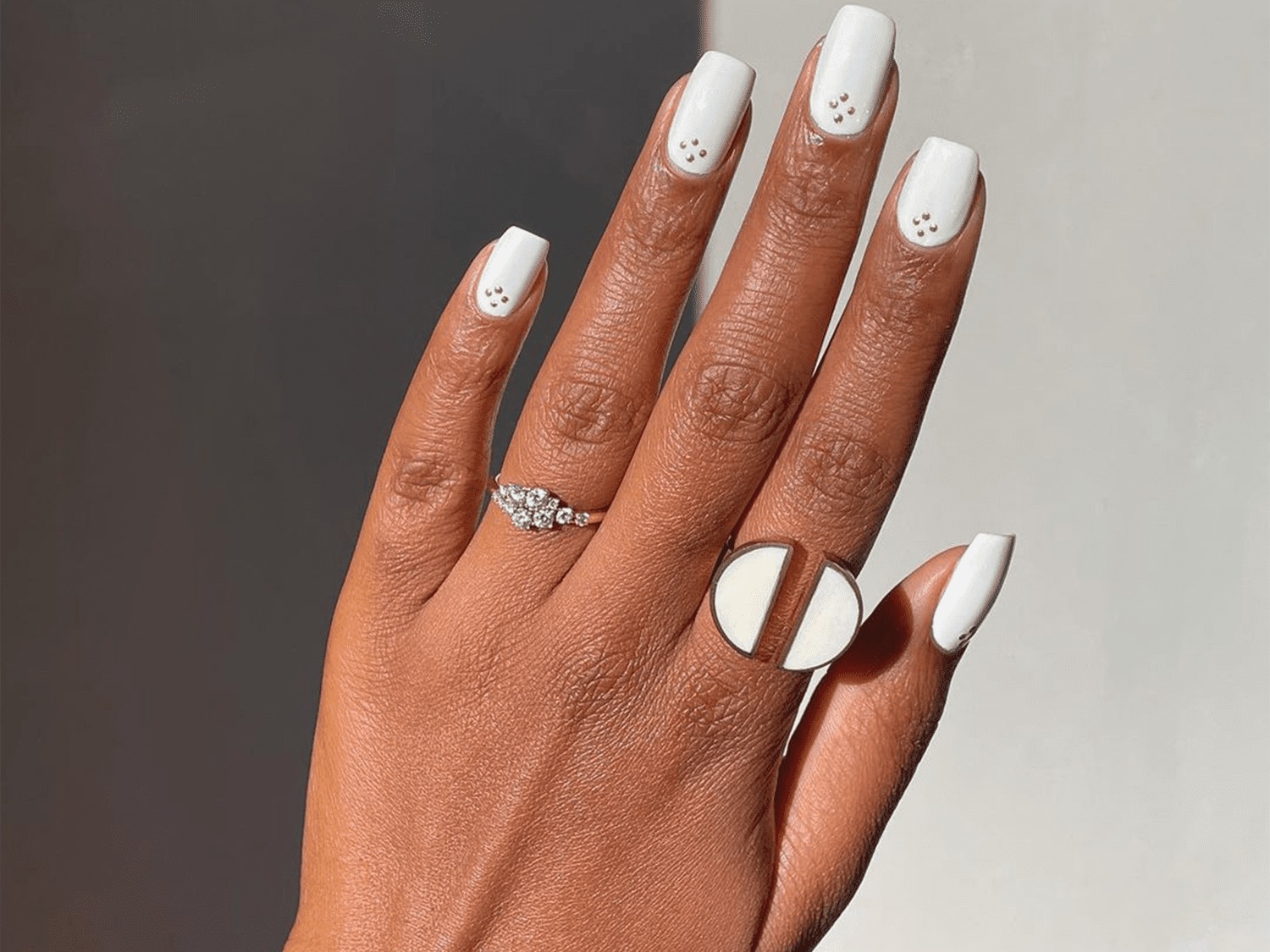 Modele de unghii albe – o alegere eleganta pentru orice ocazie modele de unghii albe