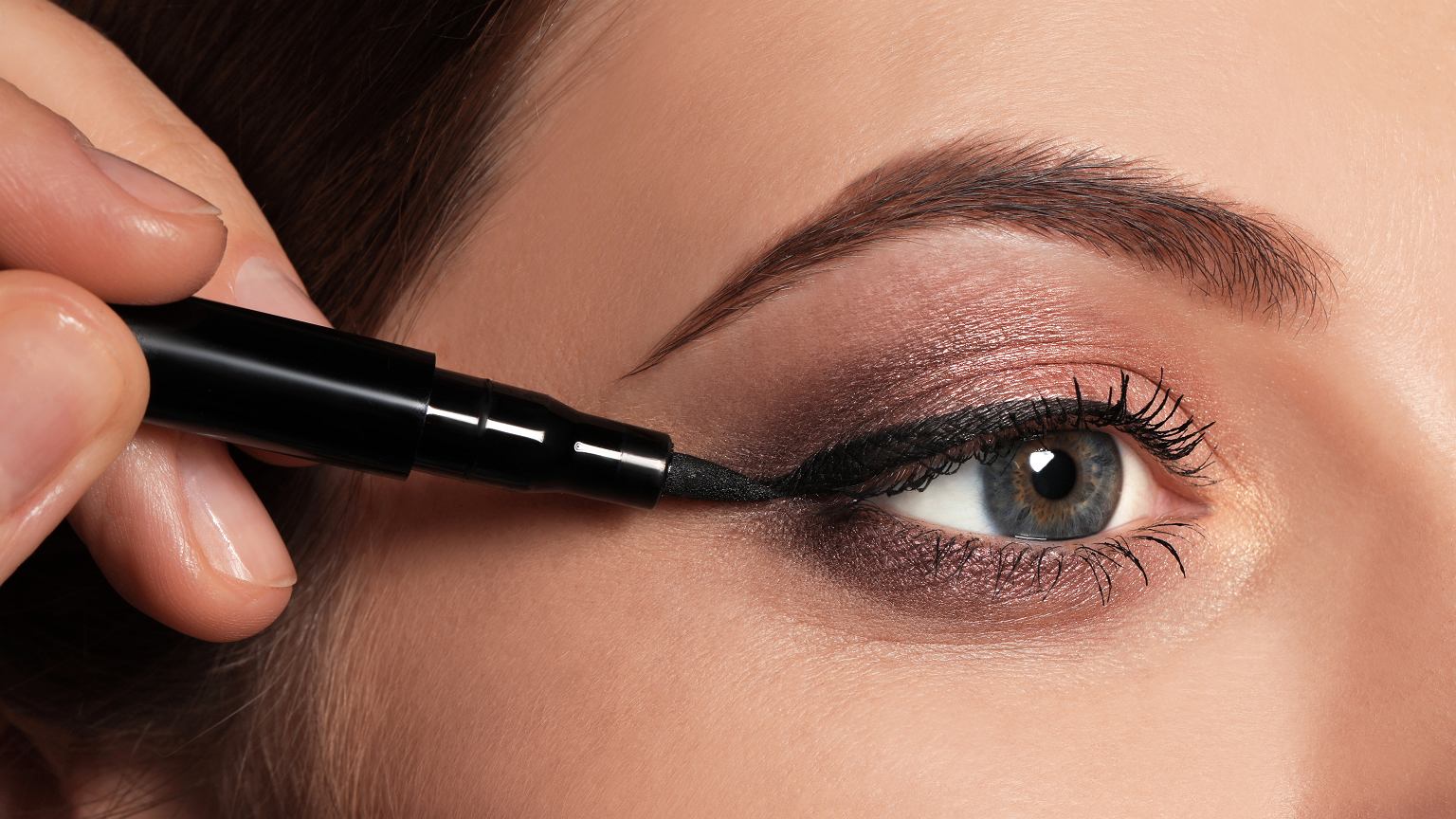 Kitten eyeliner, noul „cat eye” trend care face ravagii pe Tik Tok kitten eye