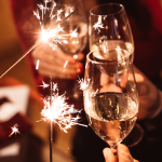 Rezoluția care chiar contează în noul an: sănătatea ta oameni ciocnesc pahare de sampanie de anul nou