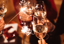Rezoluția care chiar contează în noul an: sănătatea ta oameni ciocnesc pahare de sampanie de anul nou