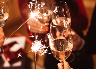 Rezoluția care chiar contează în noul an: sănătatea ta oameni ciocnesc pahare de sampanie de anul nou