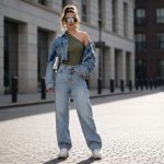 Ce blugi se poartă în 2026 și ce modele au ieșit din tendințe femeie in blugi la moda