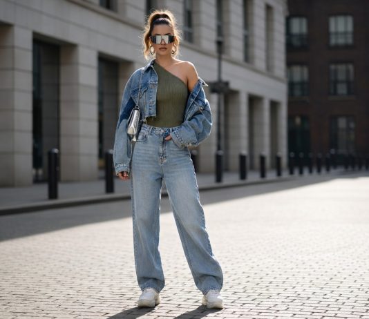 Ce blugi se poartă în 2026 și ce modele au ieșit din tendințe femeie in blugi la moda