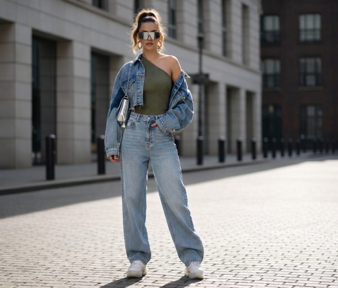 femeie in blugi la moda