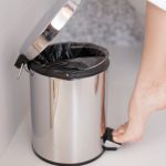 Cum alegi coșul de gunoi pentru baie după spațiu și design?