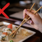 90% dintre români țin greșit bețișoarele chinezești. Tu știi să mănânci corect cu ele? cum se folosesc bețișoarele chinezești