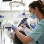Tratament parodontoză: cum influențează adâncimea pungilor parodontale alegerea terapiei